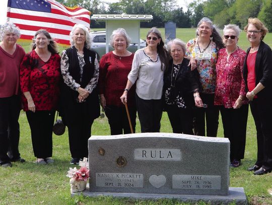 DAR dedicates insignia grave marker to member