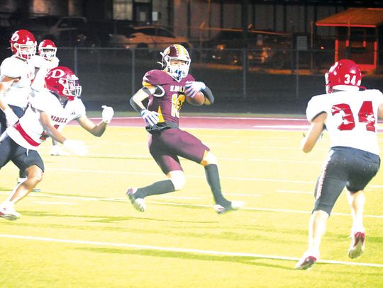 Connor Colvert makes a catch to pick up some yardage for the Eagles. Photo by Mitchell Pate/Fairfield Recorder