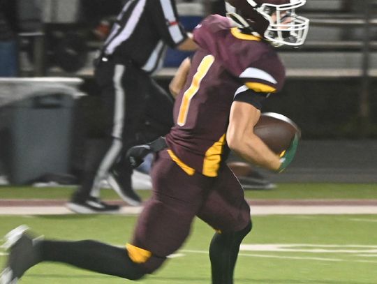 Finn Smith catches a pass from quarterback Kohl Collins and runs it into the endzone for a touchdown. Photo by Mivtchell Pate/Fairfield Recorder