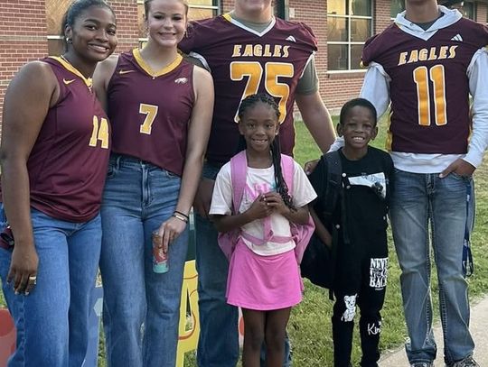 FHS Athletes Welcome Elementary Students to School