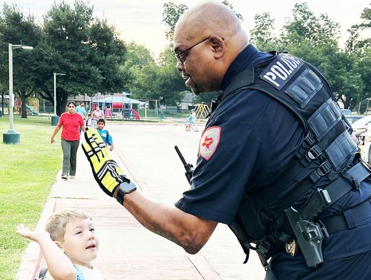 FISD School Resource Officers Welcome Back Students