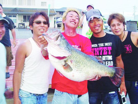 The IGFA says Manabu Kurita’s 22-pound, 4.97-ounce bass caught in 2009 from Lake Biwa in Japan, and George Perry’s 22-pound, 4-ounce fish caught in 1932 from Montgomery Lake in Georgia, remain tied for the All-Tackle world record northern largemouth bass title. Both fish likely carried som...