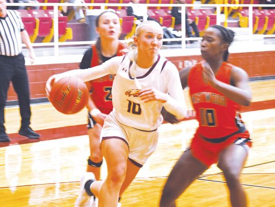 Kaylee Williams drives to the basket against Westwood on Friday night. Photo by Mitchell Pate/Fairfield Recorder