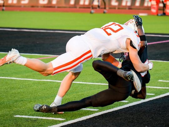 Lions Defeat Mexia 14-13