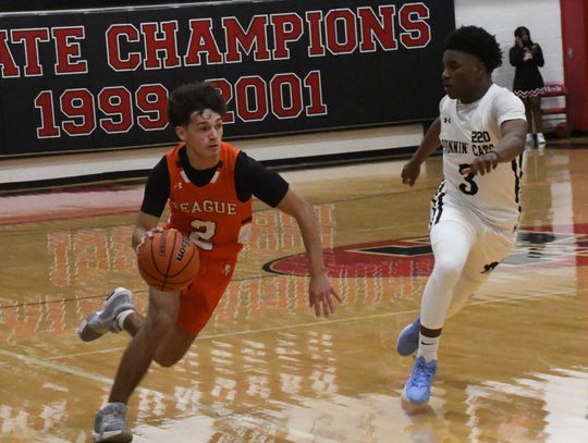Mexia pulls away from Teague 69-41