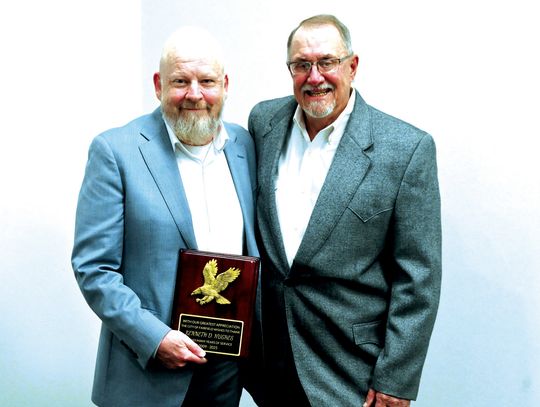 Kenneth Hughes receives a plaque for his time serving as the Fairfield Mayor from new Fairfield Mayor Bobby Nichols on Tuesday evening, Jan. 14. Photo by Mitchell Pate/Fairfield Recorder