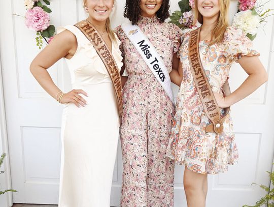 Miss Freestone County Madison Newhouse and Miss Teen Freestone County Allison Grant pose for a photo with Miss Texas Ellie Breaux at Tea with Miss Texas. Photo by Mitchell Pate/Fairfield Recorder