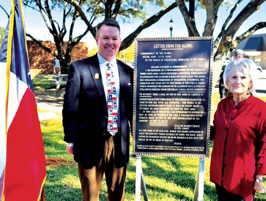 Dr. Danny Reeves with the Alamo Letter Society and Freestone County Judge Linda Grant pose for a photo with the “Victory of Death” letter plaque at the Freestone County Courthouse on Thursday, Nov. 14. Photo by Daryl Allen/Fairfield Recorder