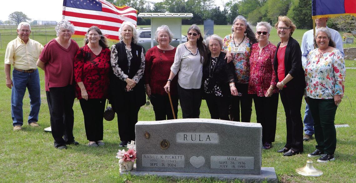 DAR dedicates insignia grave marker to member