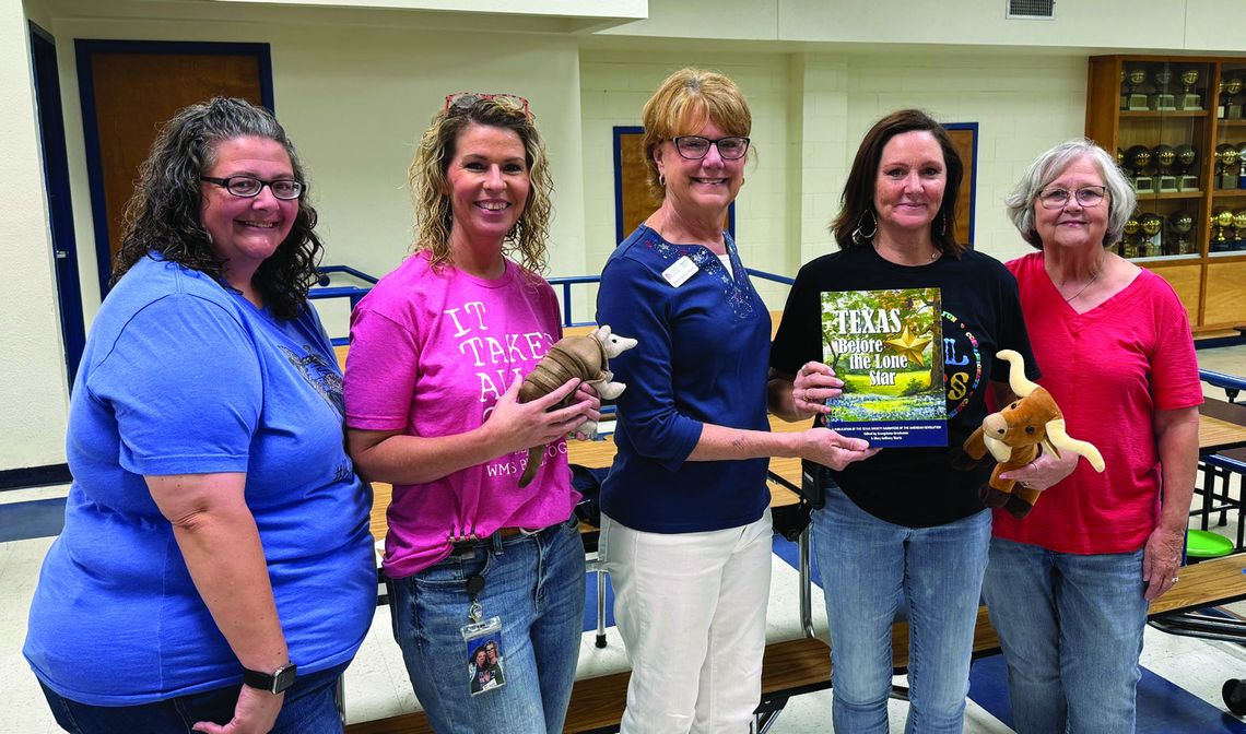 DAR donates books to Wortham ISD, Dew ISD