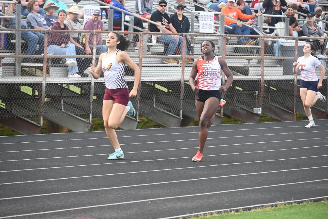 Blayke Brackens wins the gold in the 200m dash with a time of 26.122. Photo by Mitchell Pate/Recorder-Chronicle