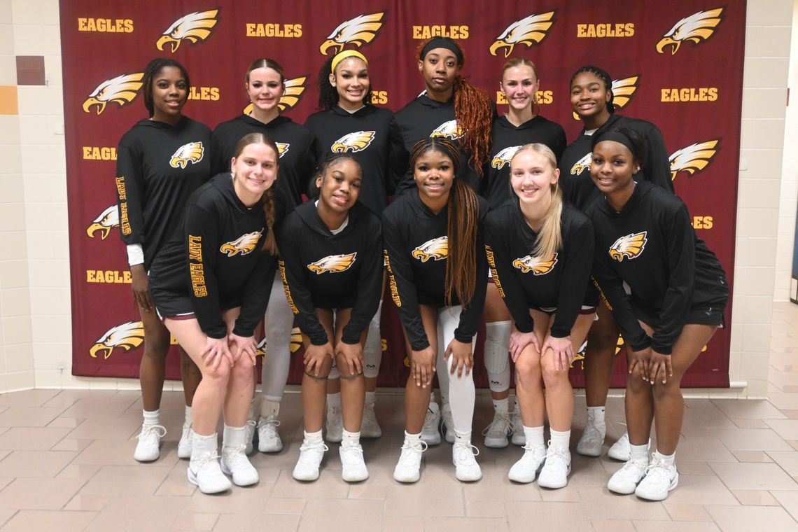 Lady Eagles Go 2-2 in Saginaw Tourney