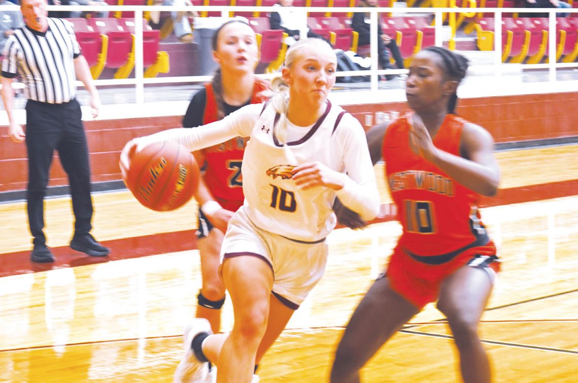 Kaylee Williams drives to the basket against Westwood on Friday night. Photo by Mitchell Pate/Fairfield Recorder