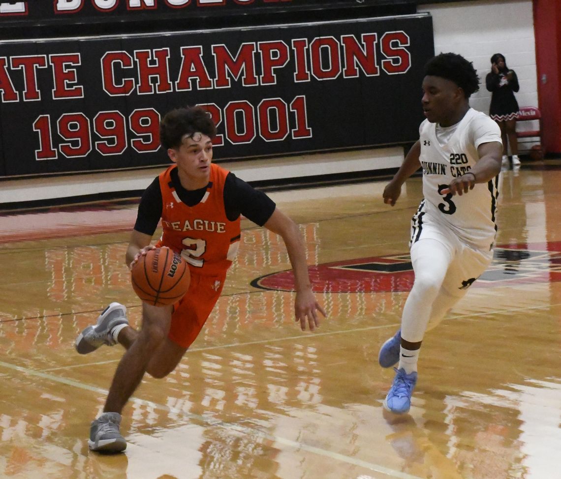Mexia pulls away from Teague 69-41